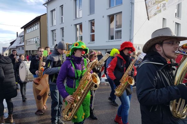 Erster Sonntagsumzug in Hochdorf mit dem Musikverein und dem Hochdorfer Narrenmarsch